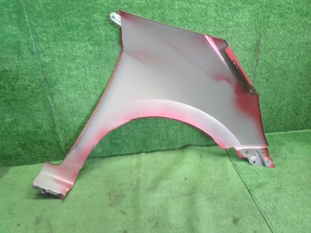 フィット 6BA-GR2 左フロントフェンダー助手席側　60261-TZA-000ZZ 自社品番250195　色R565M
