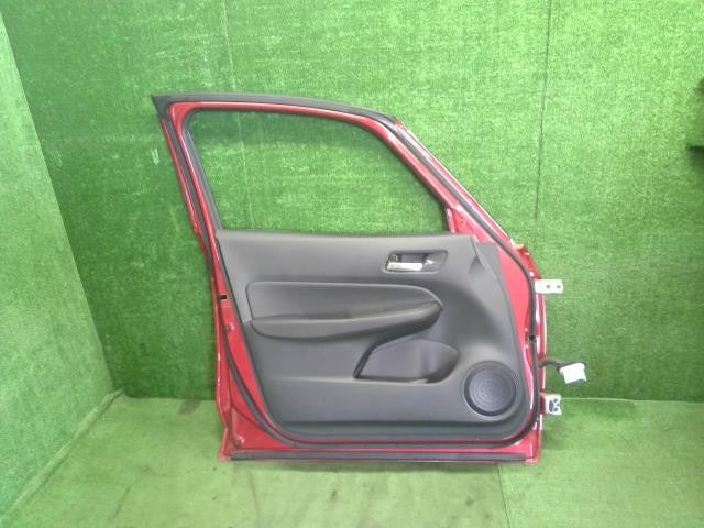 フィット 6BA-GR2 左フロントドア　助手席側 67050-TZA-J00ZZ 自社品番250195　色R565M