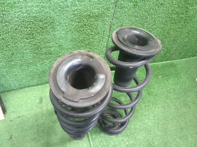 フィット 6BA-GR2 リアショック左右セット　スプリング　バネセット 52611-TZD-J01 自社品番250195