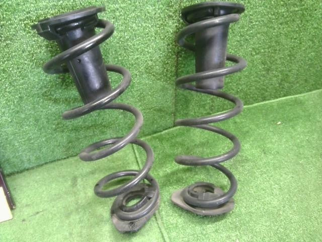 フィット 6BA-GR2 リアショック左右セット　スプリング　バネセット 52611-TZD-J01 自社品番250195