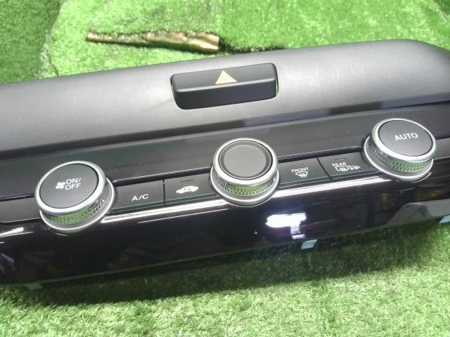 フィット 6BA-GR2 エアコンスイッチパネル　オートACパネル　 79610-TZD-J52ZA 自社品番250195