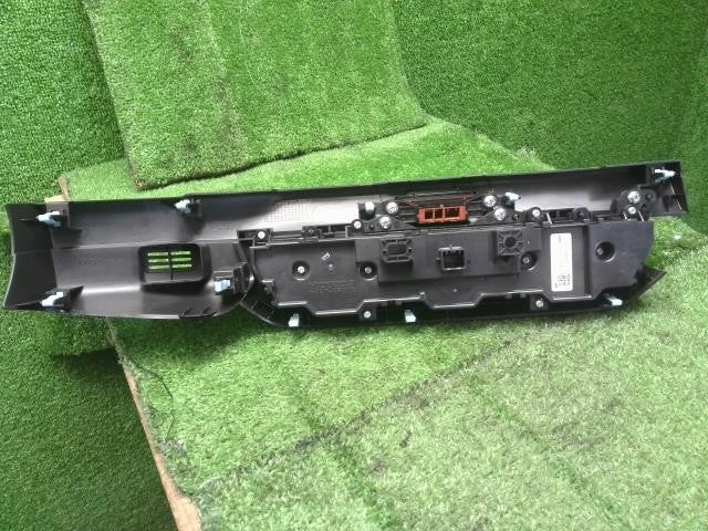 フィット 6BA-GR2 エアコンスイッチパネル　オートACパネル　 79610-TZD-J52ZA 自社品番250195