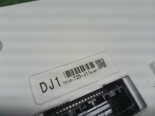 フィット 6BA-GR2 スピードメーター デジタル　78100-TZD-J11 自社品番250195