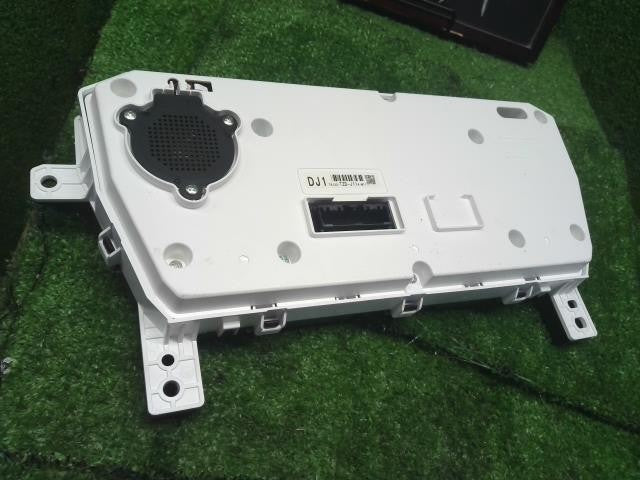 フィット 6BA-GR2 スピードメーター デジタル　78100-TZD-J11 自社品番250195