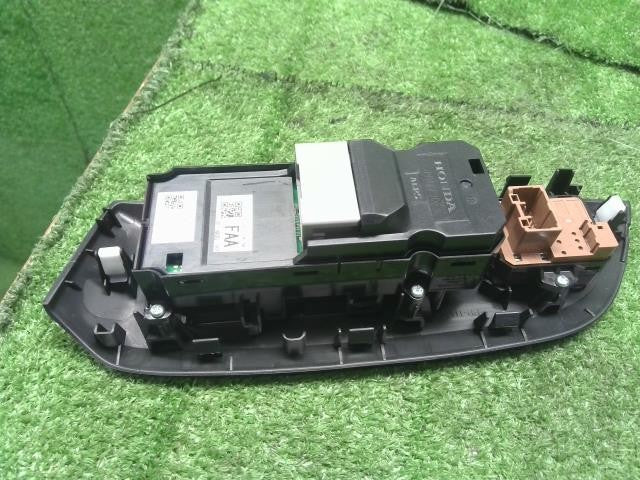 フィット 6BA-GR2 パワーウインドウスイッチ PWスイッチ　83541-TZA-J01ZA 自社品番250195