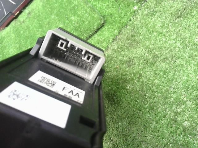 フィット 6BA-GR2 パワーウインドウスイッチ PWスイッチ　83541-TZA-J01ZA 自社品番250195