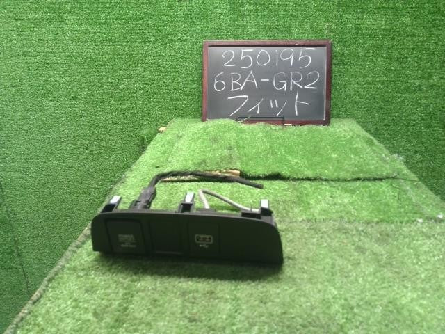 フィット 6BA-GR2 USBポート 自社品番250195