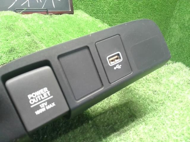 フィット 6BA-GR2 USBポート 自社品番250195