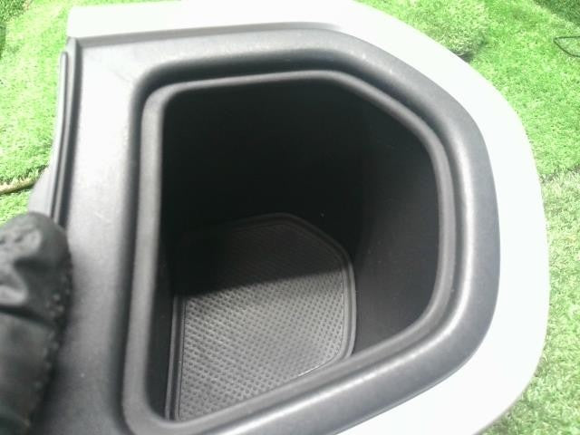 フィット 6BA-GR2 ドリンクホルダー右側　運転席側　 77235-TZA-003ZB 自社品番250195