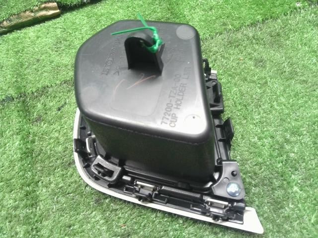 フィット 6BA-GR2 ドリンクホルダー右側　運転席側　 77235-TZA-003ZB 自社品番250195