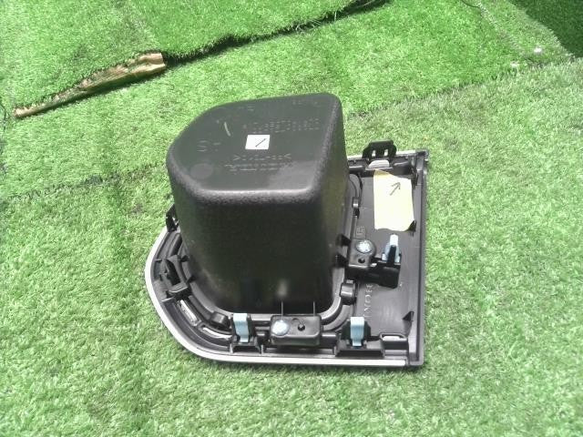 フィット 6BA-GR2 ドリンクホルダー左側　助手席側 77230-TZA-003ZB 自社品番250195