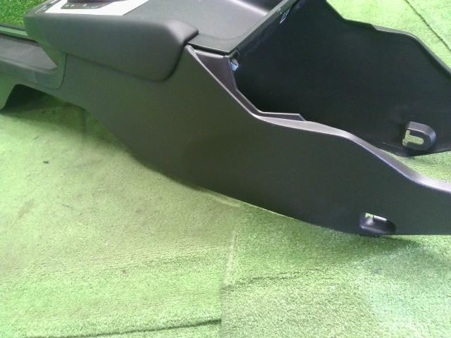 フィット 6BA-GR2 センターコンソールボックス　シフトパネル 83401-TZA-003ZA 自社品番250195