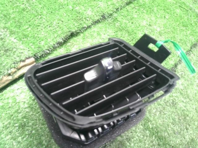 フィット 6BA-GR2 右側エアコン吹出口　AC吹き出し口　運転席側 77630-TZA-J01ZA 自社品番250195