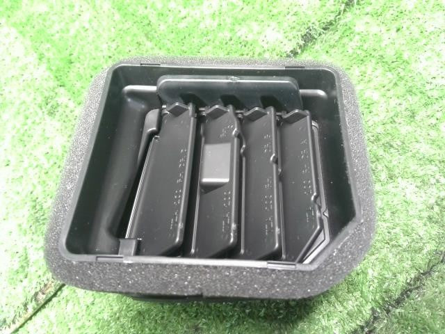 フィット 6BA-GR2 右側エアコン吹出口　AC吹き出し口　運転席側 77630-TZA-J01ZA 自社品番250195