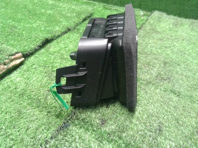 フィット 6BA-GR2 右側エアコン吹出口　AC吹き出し口　運転席側 77630-TZA-J01ZA 自社品番250195