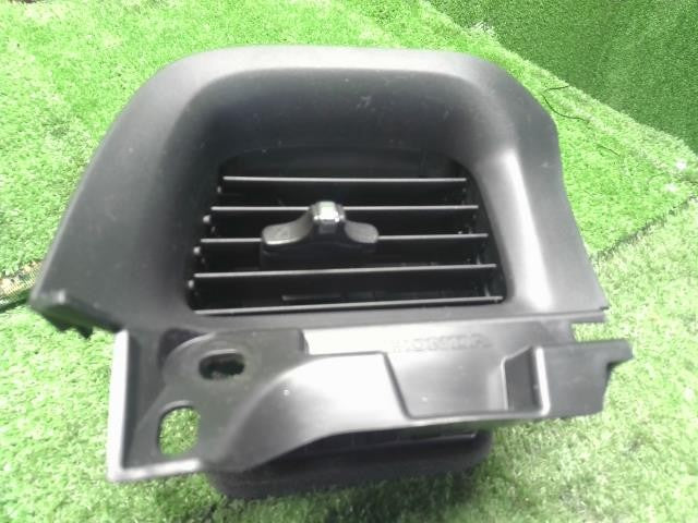 フィット 6BA-GR2 左側エアコン吹出口　AC吹き出し口　助手席側　 77620-TZA-J01ZA 自社品番250195