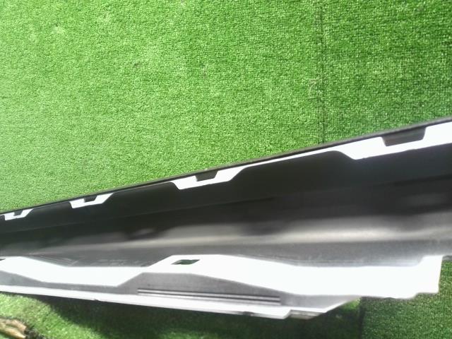 【中古】アウディ A6 DBA-4GCHVS 右サイドステップ サイドシル スポイラー パネル　4G0853856F 自社品番240646