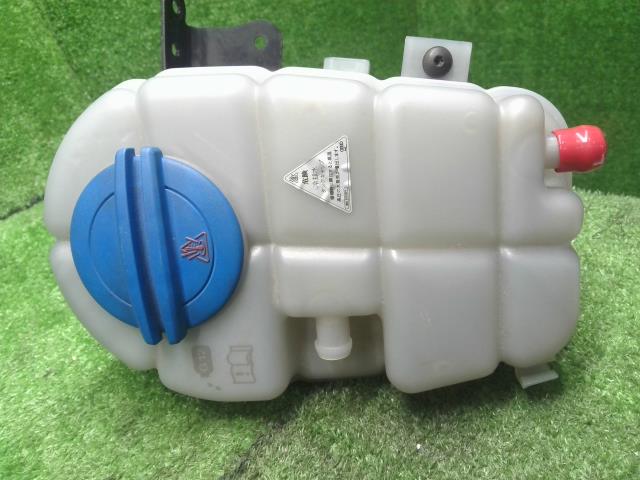 【中古】アウディ A6 DBA-4GCHVS ラジエータリザーブタンク 4G0121403AC 自社品番240646 LS9R