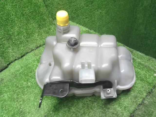 【中古】アウディ A6 DBA-4GCHVS ラジエータリザーブタンク 4G0121403AC 自社品番240646 LS9R