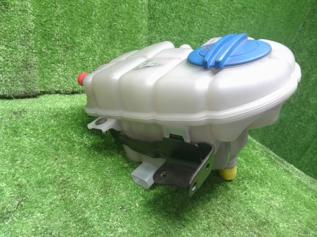 【中古】アウディ A6 DBA-4GCHVS ラジエータリザーブタンク 4G0121403AC 自社品番240646 LS9R