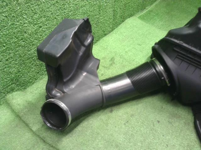 【中古】アウディ A6 DBA-4GCHVS エアクリーナーＡＳＳＹ 4G0133836 自社品番240646 LS9R