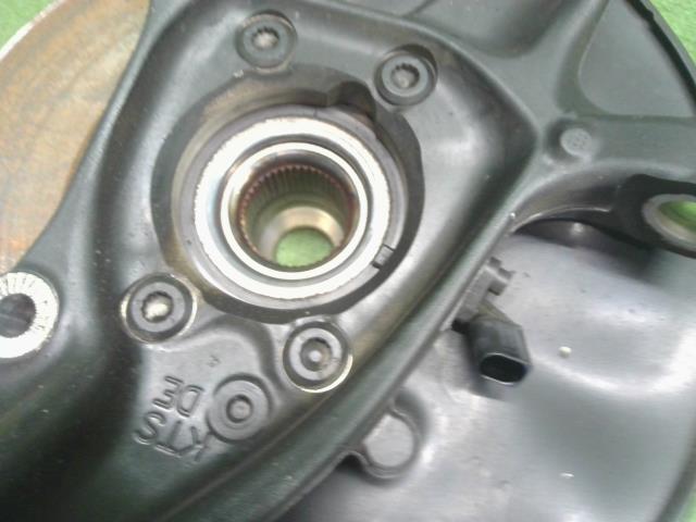 【中古】アウディ A6 DBA-4GCHVS 右 フロント ナックルハブ 4G0407254A 自社品番240646 LS9R