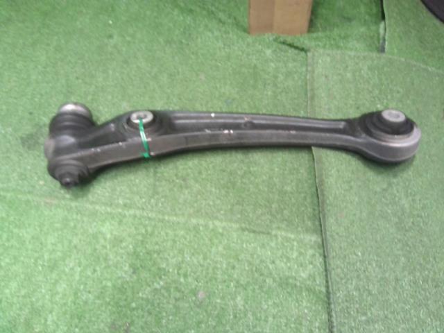 【中古】アウディ A6 DBA-4GCHVS 右Ｆロアアーム 8K0407152F 自社品番240646 LS9R