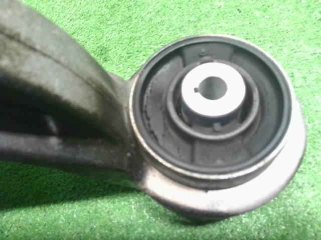 【中古】アウディ A6 DBA-4GCHVS 右Ｆロアアーム 8K0407152F 自社品番240646 LS9R