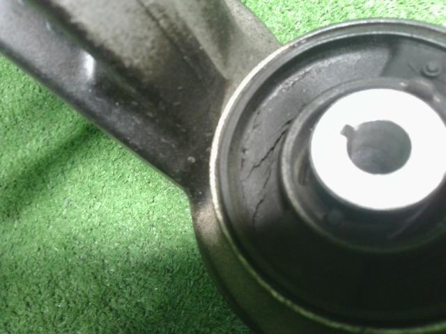 【中古】アウディ A6 DBA-4GCHVS 右Ｆロアアーム 8K0407152F 自社品番240646 LS9R