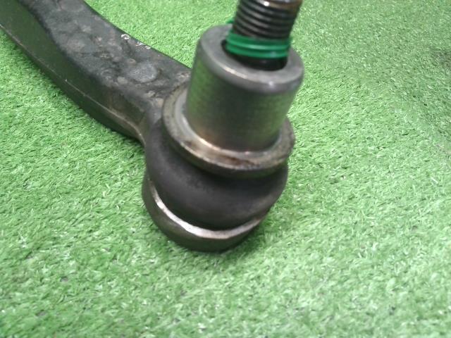 【中古】アウディ A6 DBA-4GCHVS 右Ｆロアアーム 8K0407152F 自社品番240646 LS9R