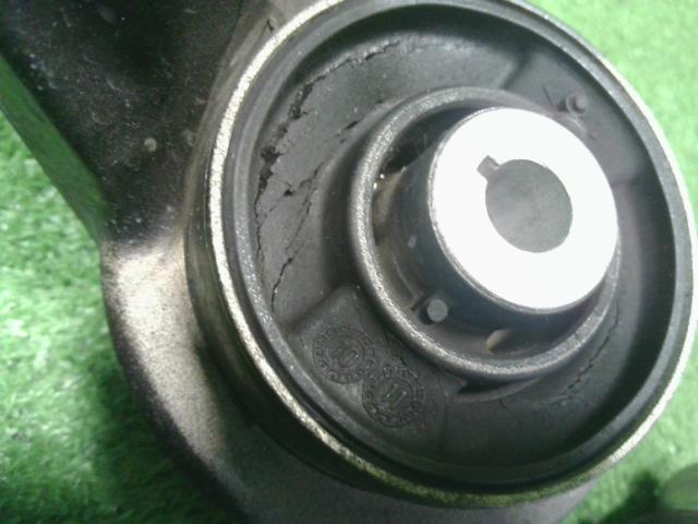 【中古】アウディ A6 DBA-4GCHVS 右Ｆロアアーム 8K0407152F 自社品番240646 LS9R