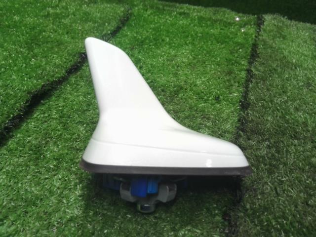 【中古】アウディ A6 DBA-4GCHVS アンテナ  自社品番240646 LS9R