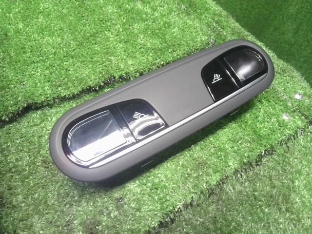 【中古】アウディ A6 DBA-4GCHVS ルームランプ 4G0947135B 自社品番240646 LS9R