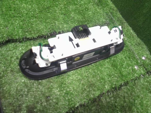 【中古】アウディ A6 DBA-4GCHVS ルームランプ 4G0947135B 自社品番240646 LS9R