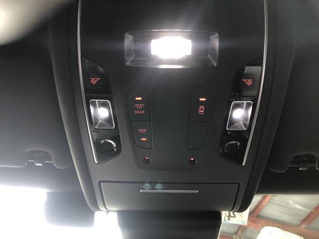 【中古】アウディ A6 DBA-4GCHVS ルームランプ 4G0947135B 自社品番240646 LS9R