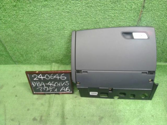 【中古】アウディ A6 DBA-4GCHVS グローブＢＯＸ  自社品番240646 LS9R