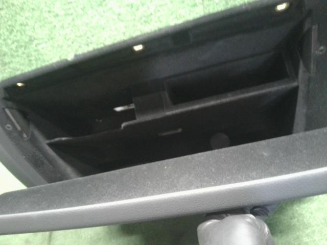 【中古】アウディ A6 DBA-4GCHVS グローブＢＯＸ  自社品番240646 LS9R