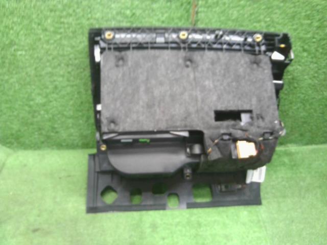 【中古】アウディ A6 DBA-4GCHVS グローブＢＯＸ  自社品番240646 LS9R