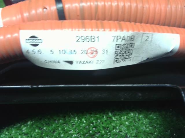 【中古】サクラ ZAA-B6AW フューエルリッド 給油口パネル  自社品番240716 W13