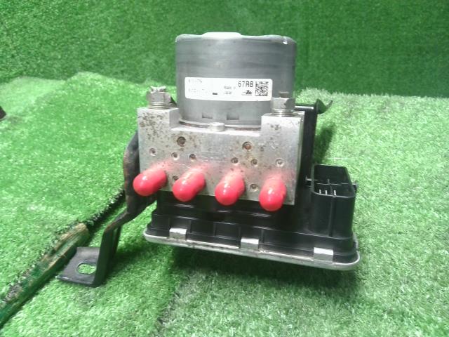 【中古】スイフト DAA-ZD53S ＡＢＳ ブレーキアクチュエーター 56130-67RQ3 自社品番240720 ZVR
