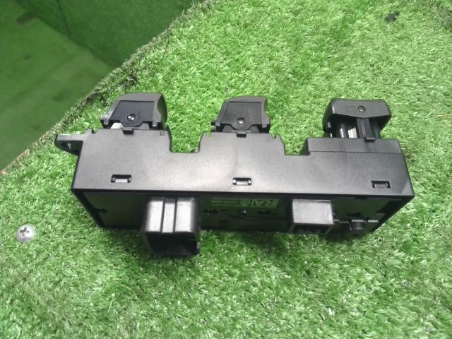 【中古】アウトランダー DLA-GG2W パワーウインドウスイッチ 8608A236 自社品番240725 U21