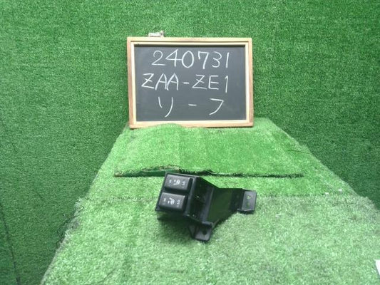 【中古】リーフ ZAA-ZE1 シートヒータースイッチ 25500-3TA0A 自社品番240731 K23