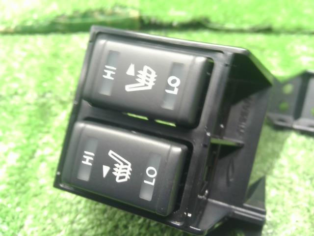 【中古】リーフ ZAA-ZE1 シートヒータースイッチ 25500-3TA0A 自社品番240731 K23