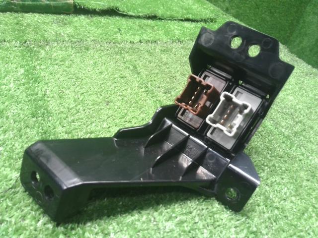 【中古】リーフ ZAA-ZE1 シートヒータースイッチ 25500-3TA0A 自社品番240731 K23