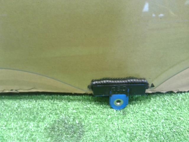 【中古】カムリ DAA-AXVH70 左フロントドアガラス 68102-33330 自社品番240733 218