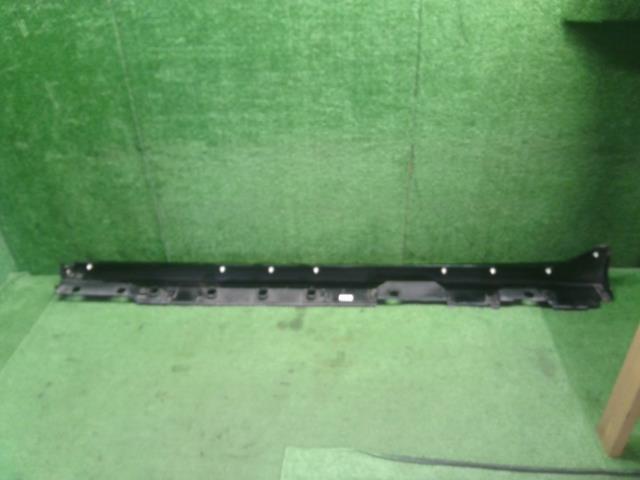 【中古】カムリ DAA-AXVH70 右サイドステップ スポイラー 75850-33130-C0 自社品番240733 218