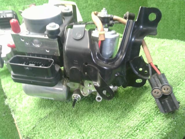 【中古】カムリ DAA-AXVH70 ＡＢＳアクチュエーター ブレーキマスター 44050-33650 自社品番240733 218