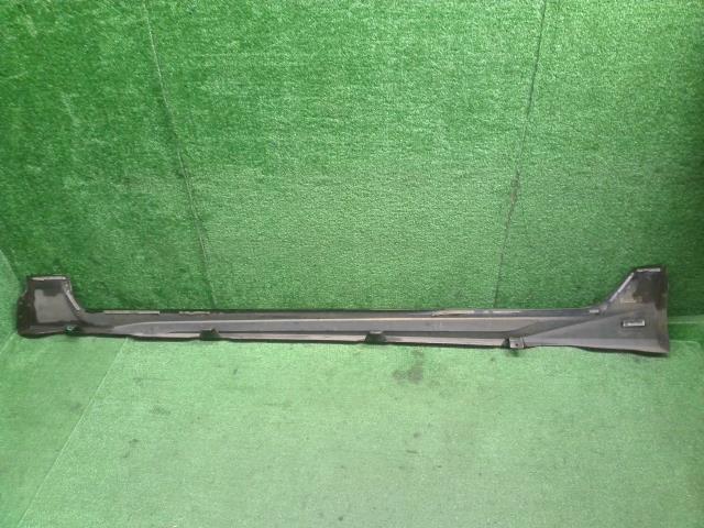 【中古】プリウス DLA-ZVW52 右サイドステップ スポイラー 75850-47030-B1 自社品番240734 1G3