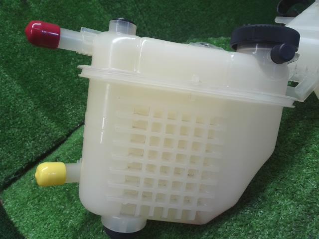 【中古】プリウス DLA-ZVW52 ラジエーターリザーブ サブタンク 164A2-37012 自社品番240734 1G3