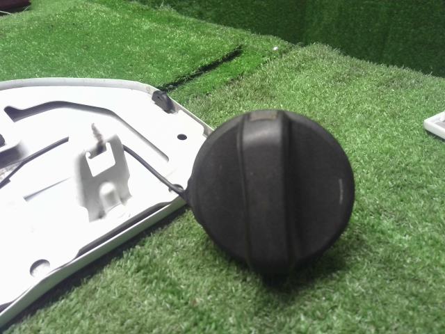 【中古】NV100クリッパー HBD-DR17V フューエルリッド 給油口パネル 78830-4A00B 自社品番240748 26U